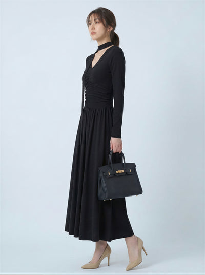 V領頸帶設計 抽褶收腰 大擺針織洋裝