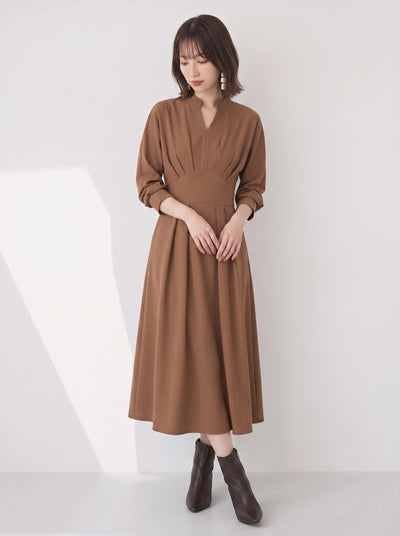 「兩色」「秋季新品 」 M-XL 收腰V領褶襉洋裝