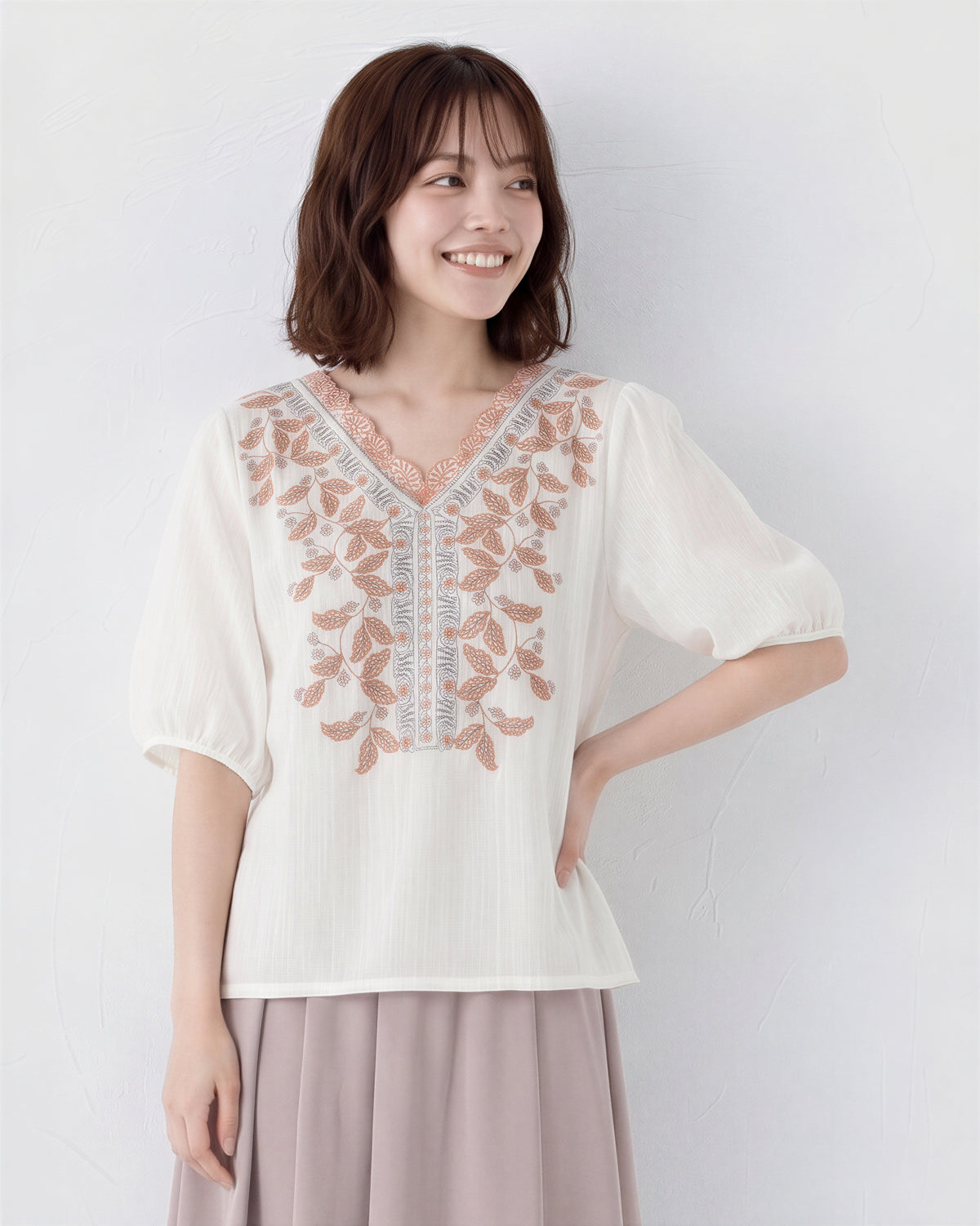 V領刺繡泡泡袖T恤-白色-2XL