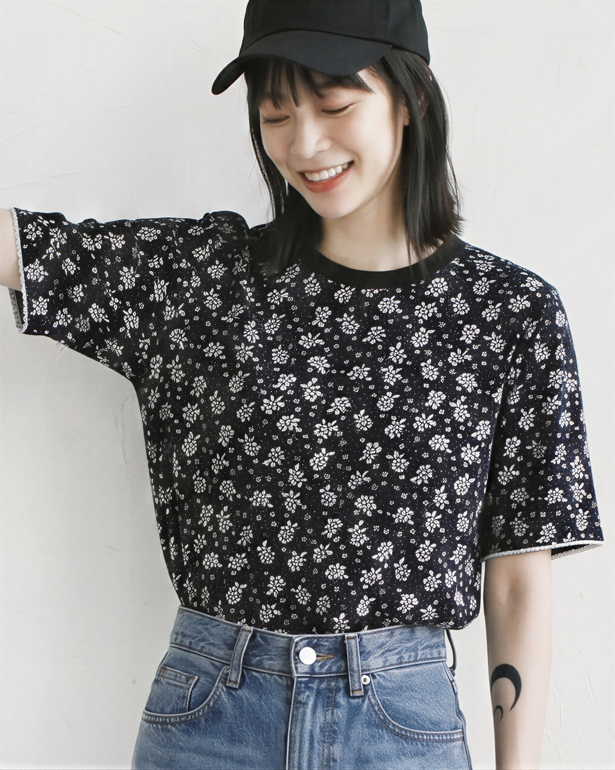 日系刺繡碎花，寬鬆短袖設計感百搭上衣