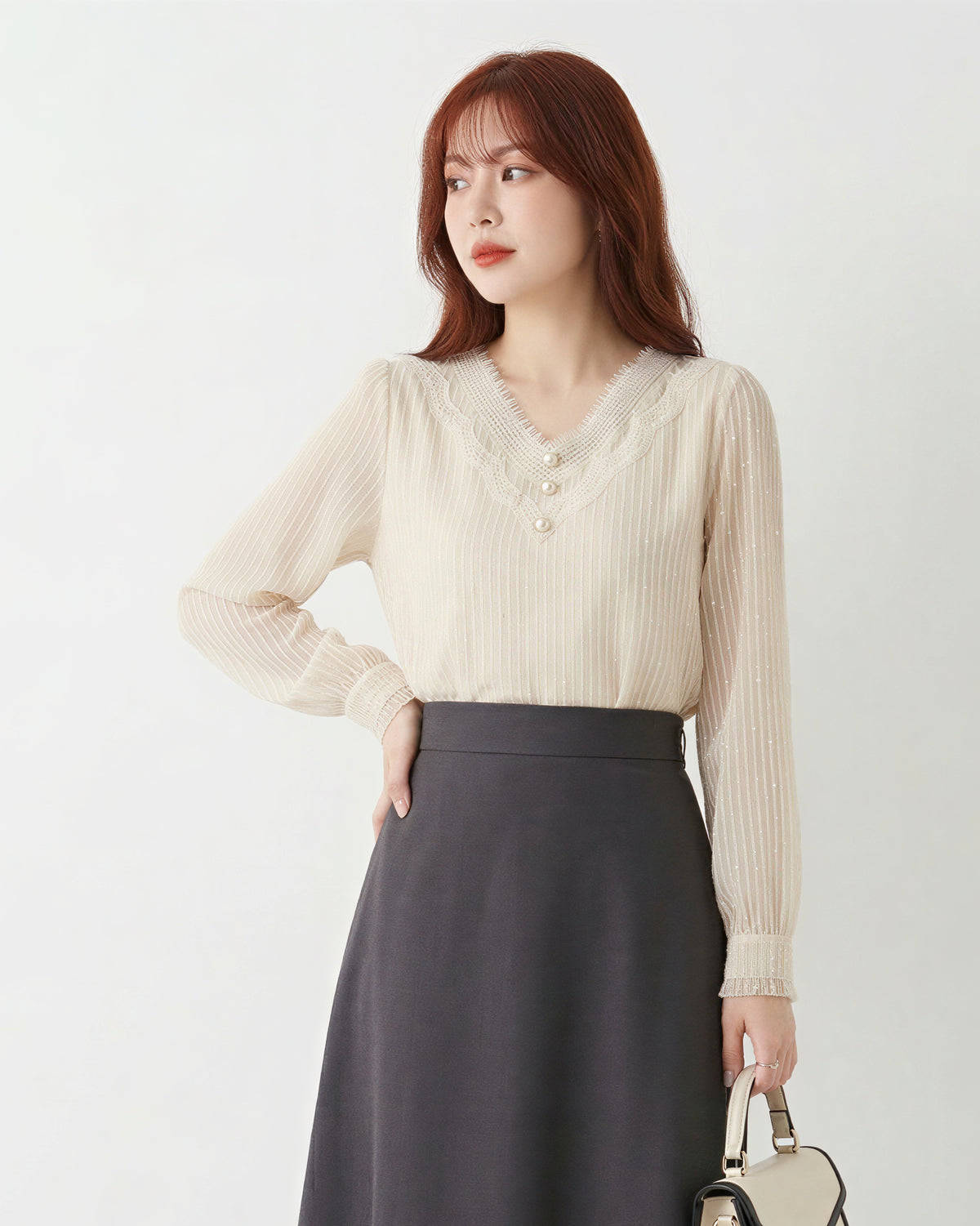 蕾絲V領 珍珠扣 直紋雪紡上衣