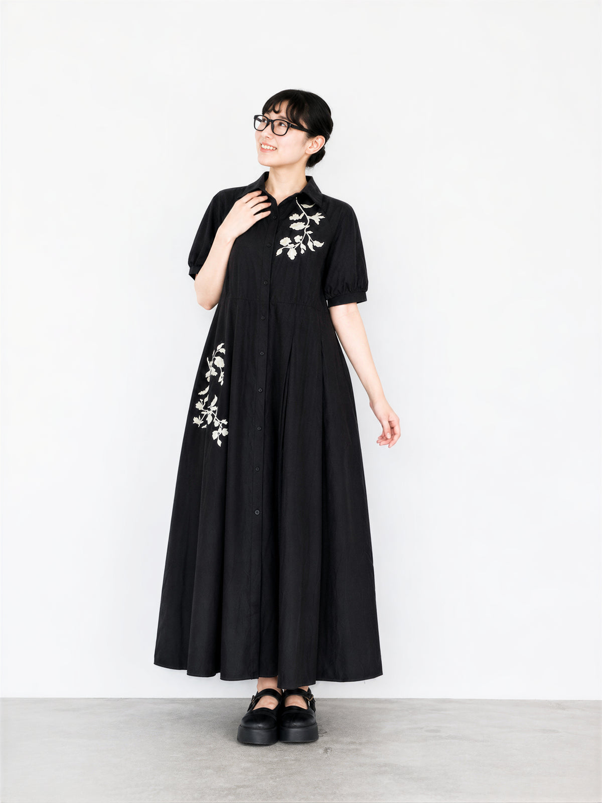 黑色刺繡拼接抽摺短袖洋裝