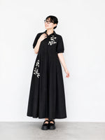 黑色刺繡拼接抽摺短袖洋裝