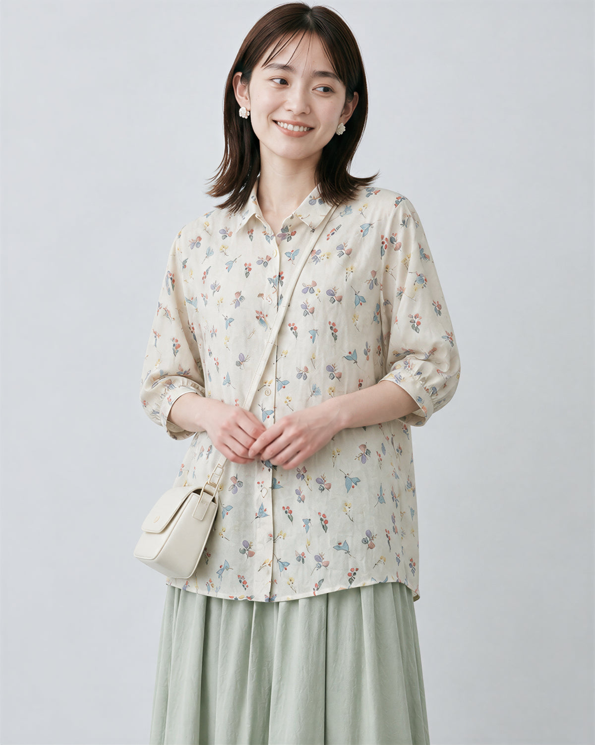 淺米色碎花寬鬆襯衫