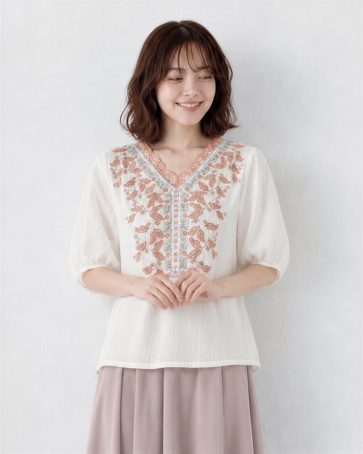 M-2XL 白色V領 | 刺繡泡泡袖T恤