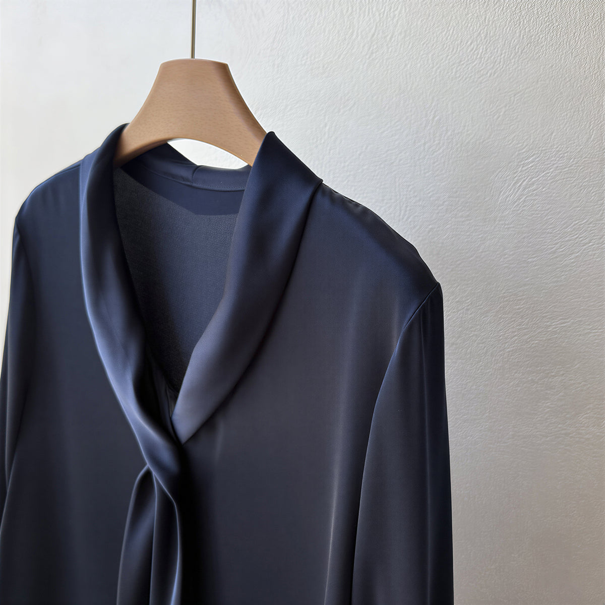 「秋季新品 」「兩色」 M-L  飄帶領垂墜感 | 優雅通勤風寬袖長袖襯衫