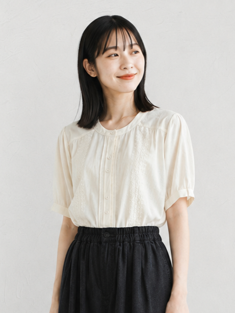 圓領壓摺刺繡感襯衫
