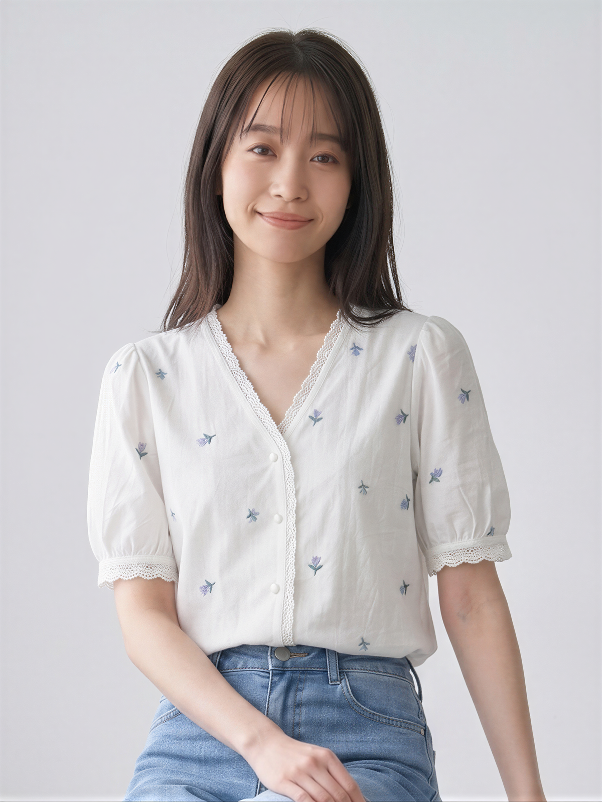 V領蕾絲滾邊刺繡泡泡袖短袖襯衫