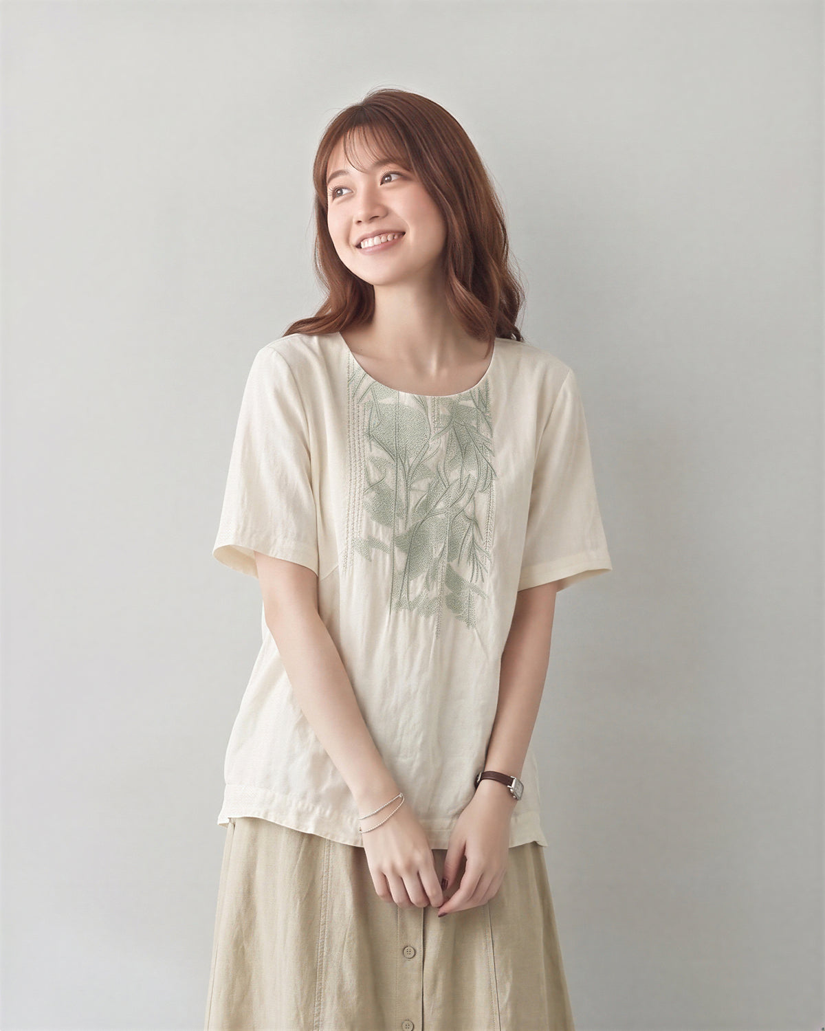 M- 3XL 輕薄柔霧花影 | 方領刺繡寬鬆T恤