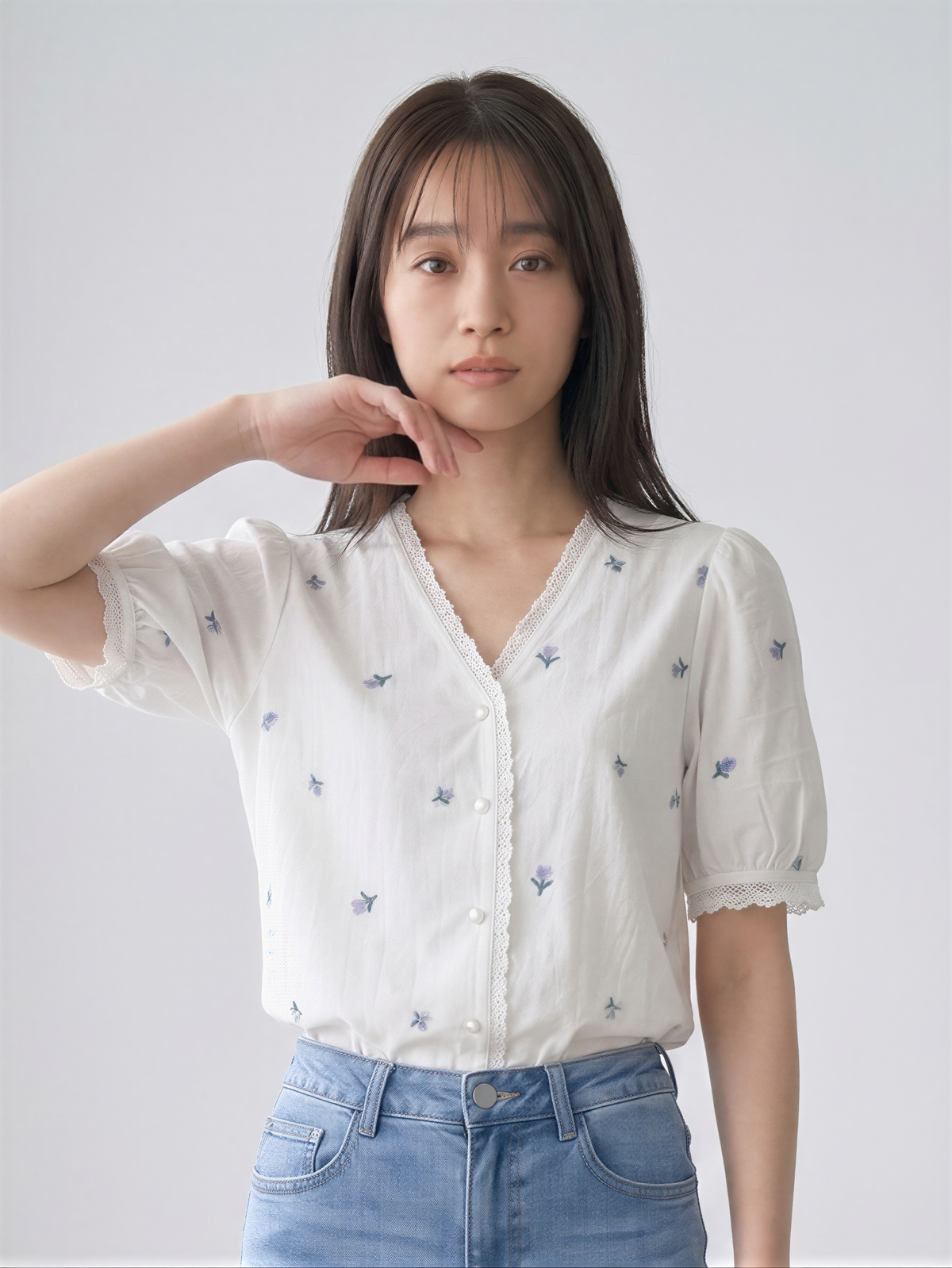 V領蕾絲滾邊刺繡泡泡袖短袖襯衫