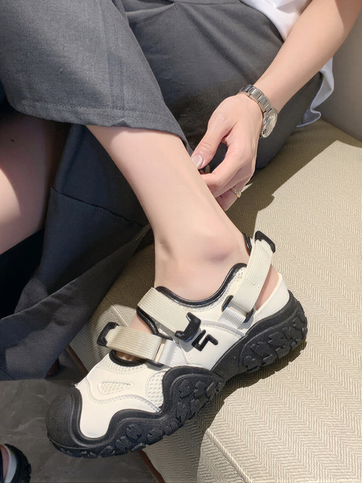 女款雙繫帶拼接網面厚底包頭涼鞋