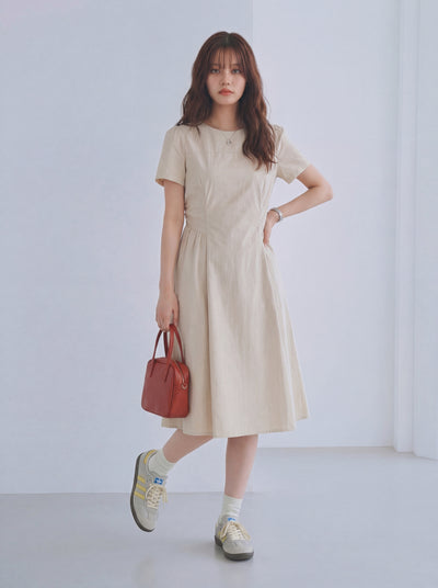 淺米色收腰抓皺圓領短袖洋裝