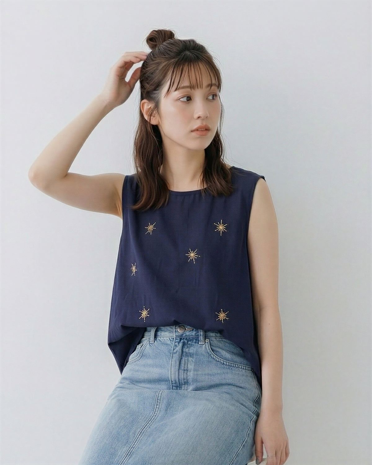 星芒刺繡圓領無袖背心