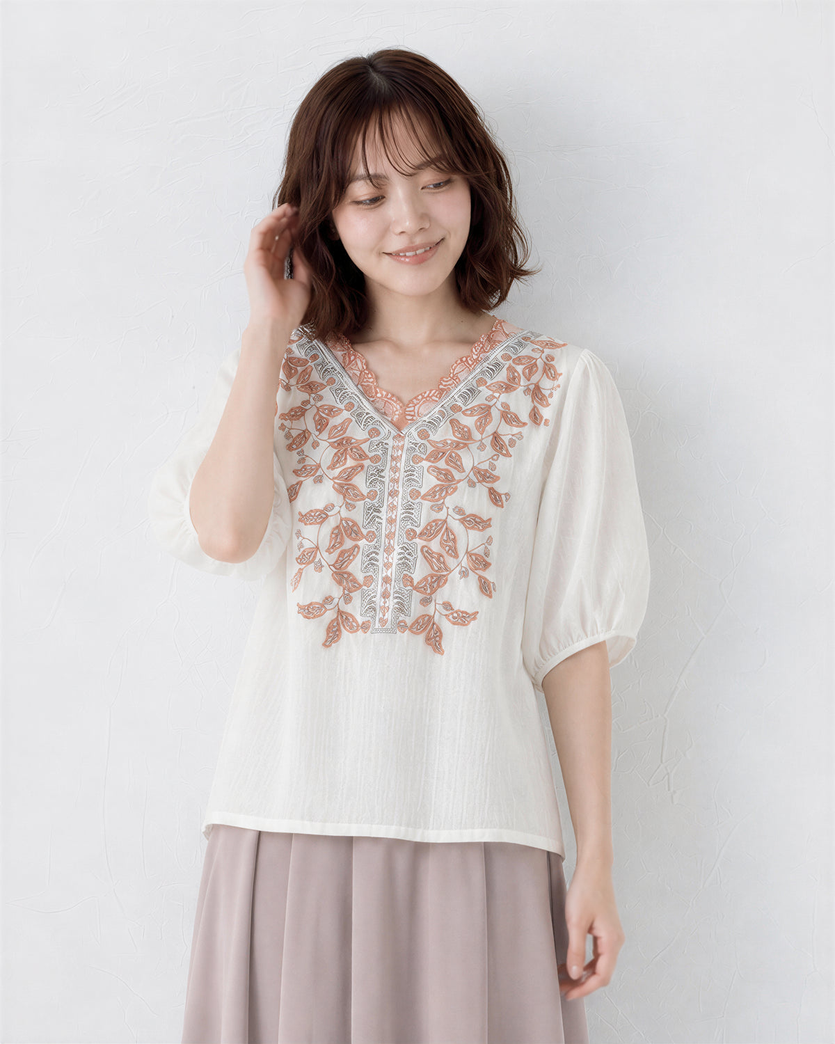 M-2XL 白色V領 | 刺繡泡泡袖T恤