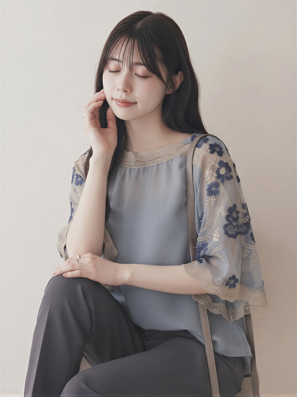 刺繡蕾絲拼接喇叭袖襯衫