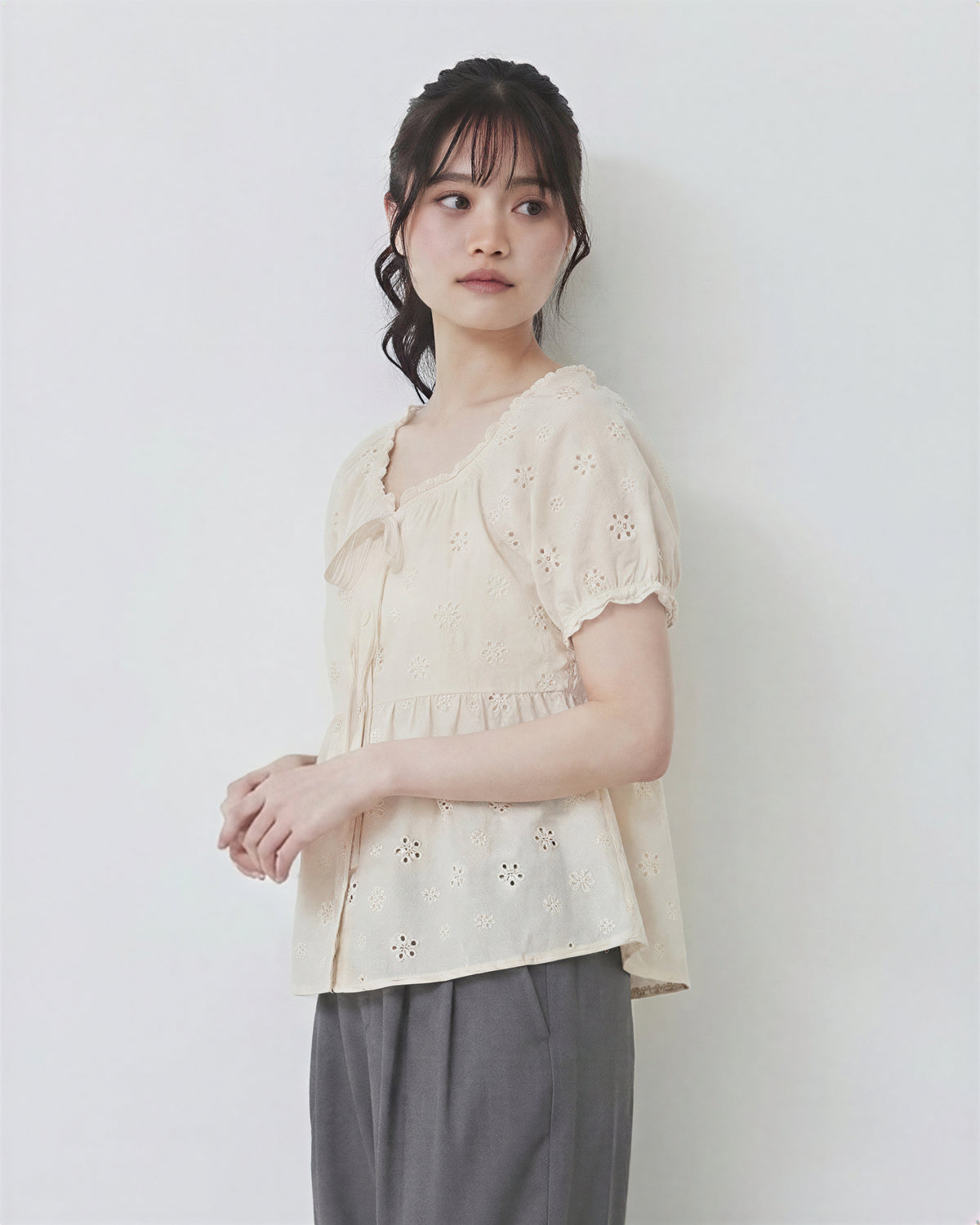 抽繩領口 泡泡袖 鏤空刺繡襯衫