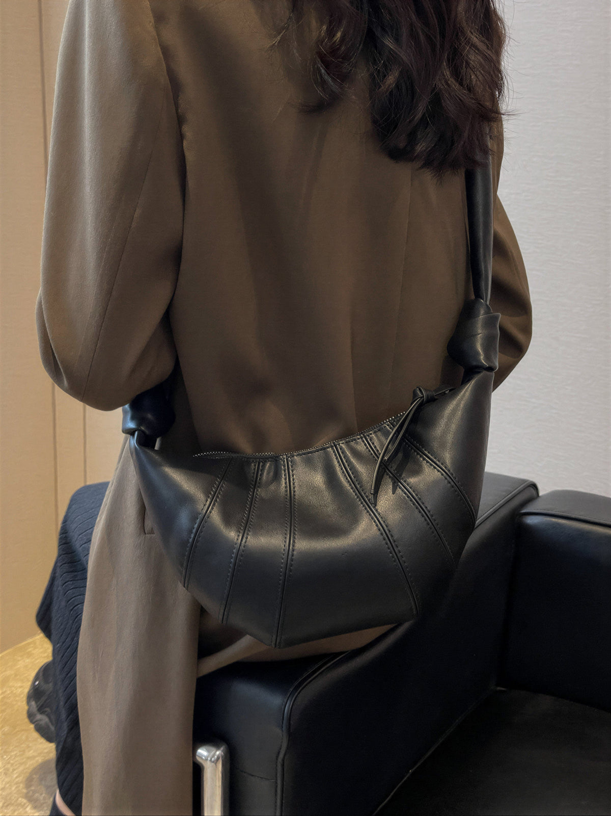 「3色」立體壓褶寬肩帶牛角包