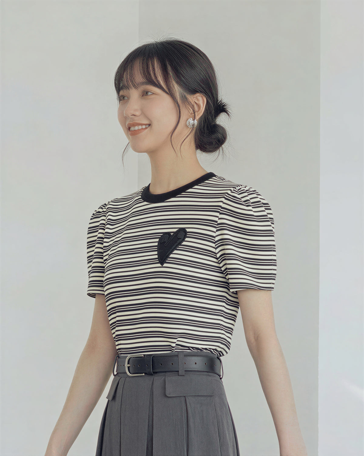 黑白細條紋愛心貼飾泡泡袖短袖T恤