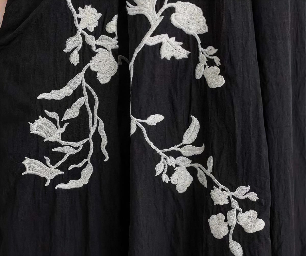 黑色刺繡拼接抽摺短袖洋裝