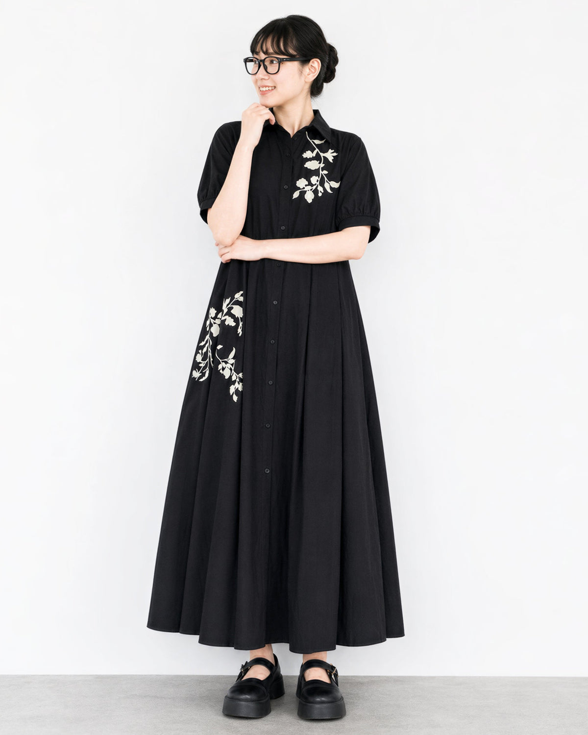 黑色刺繡拼接抽摺短袖洋裝