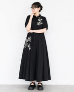 黑色刺繡拼接抽摺短袖洋裝