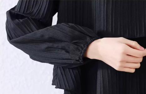 珠飾圓領 直紋細褶 層疊荷葉邊襯衫