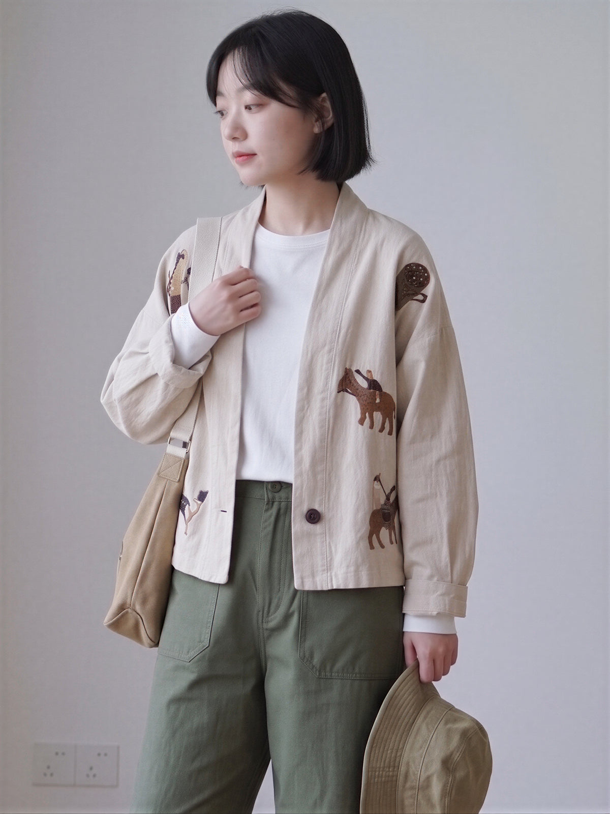「兩色」「秋季新品 」M-3XL 寬鬆落肩印花短外套