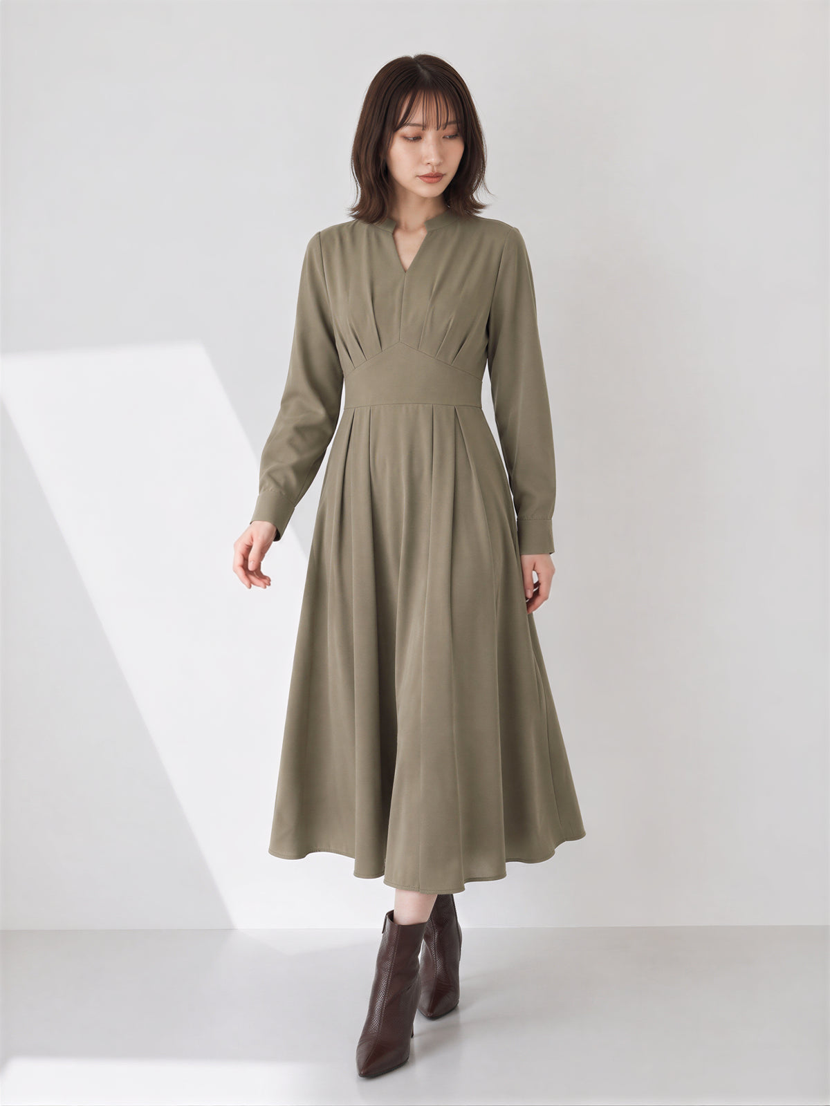 「兩色」「秋季新品 」 M-XL 收腰V領褶襉洋裝