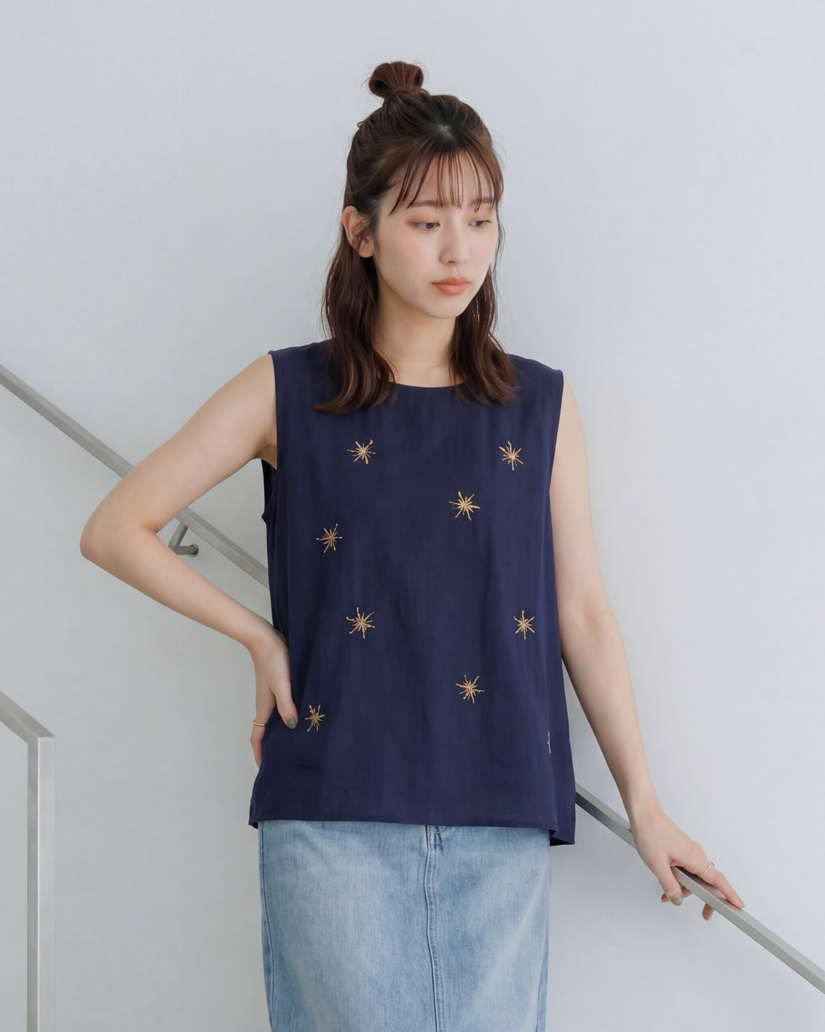 星芒刺繡圓領無袖背心