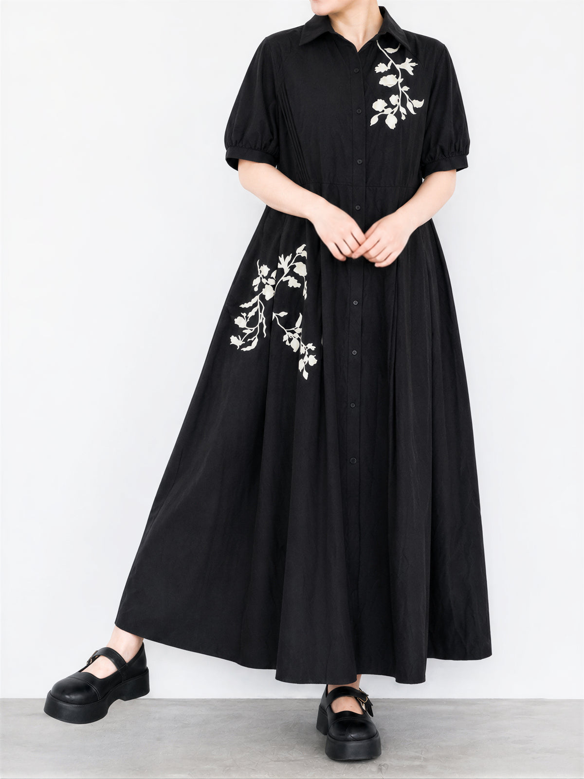 黑色刺繡拼接抽摺短袖洋裝