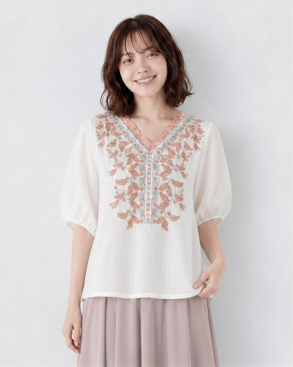 M-2XL 白色V領 | 刺繡泡泡袖T恤