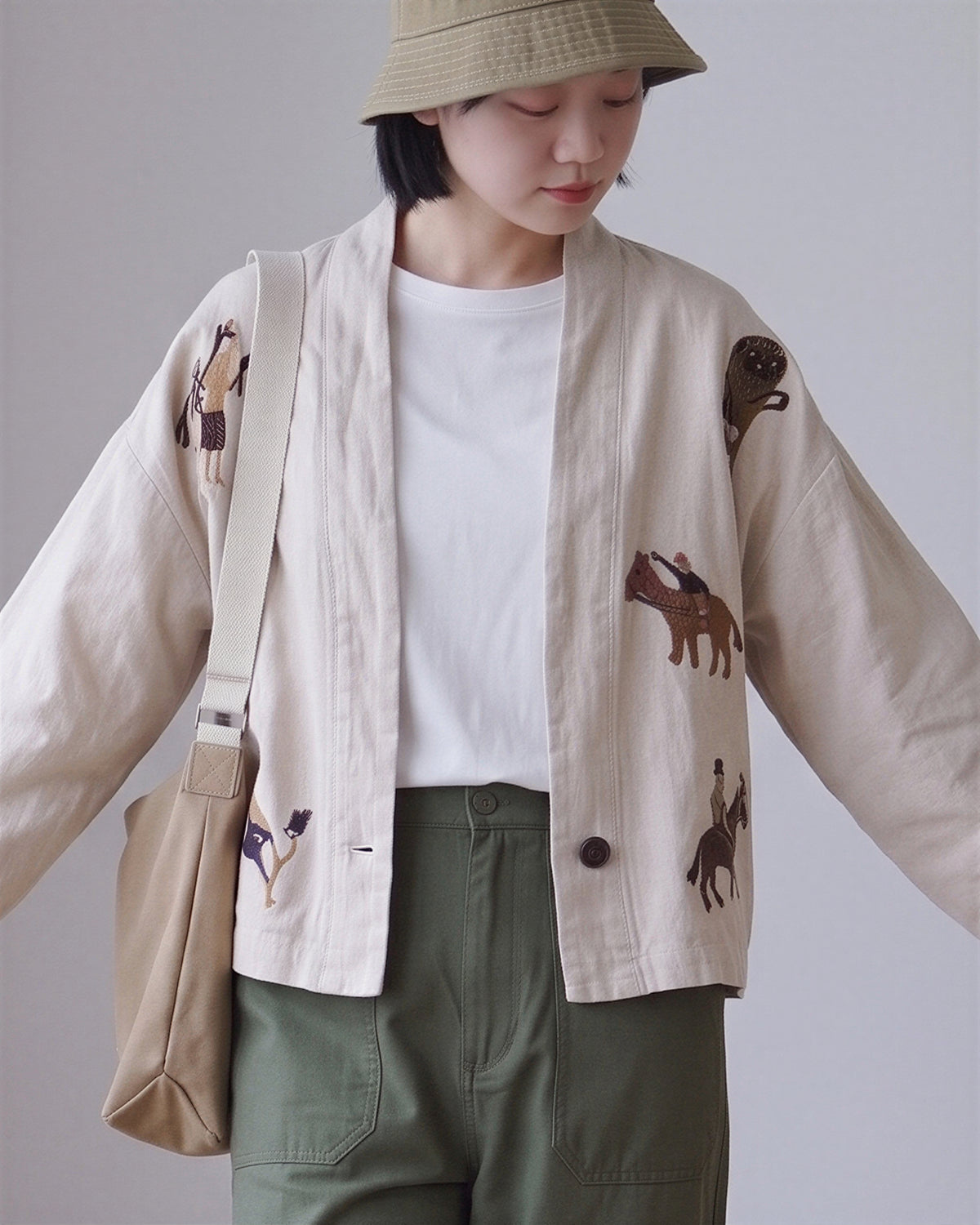 「兩色」「秋季新品 」M-3XL 寬鬆落肩印花短外套
