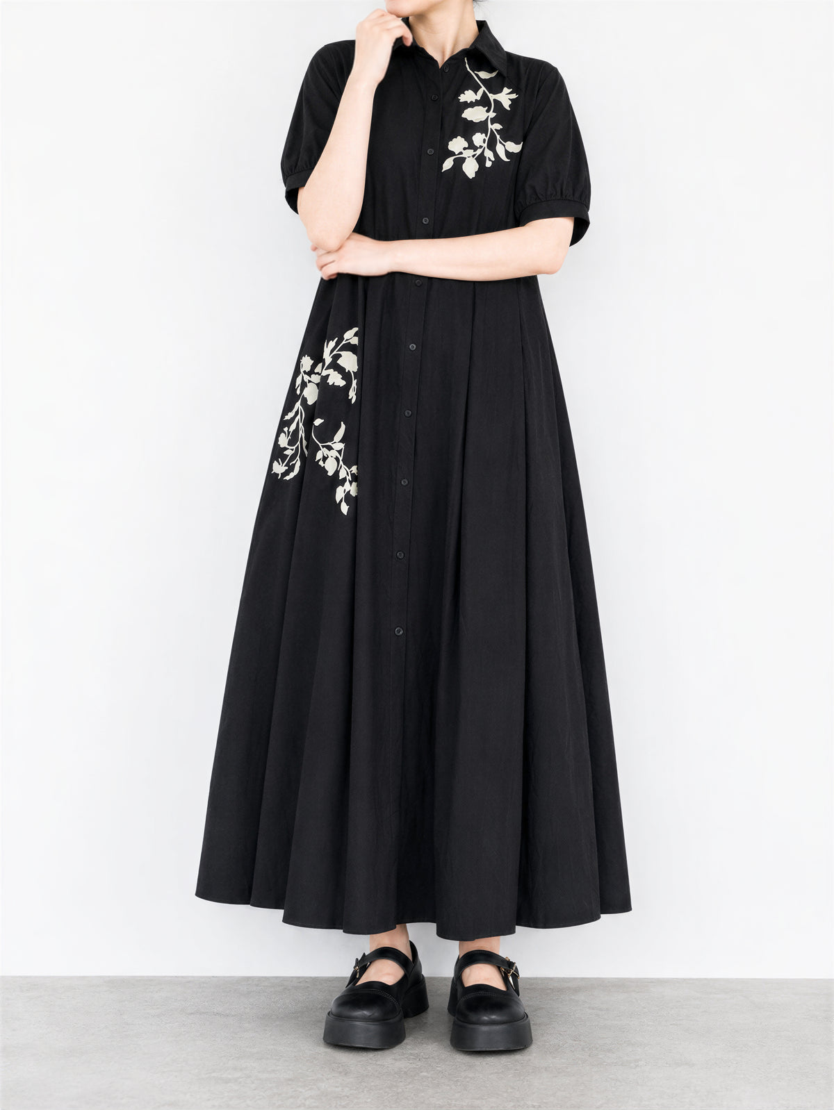 黑色刺繡拼接抽摺短袖洋裝