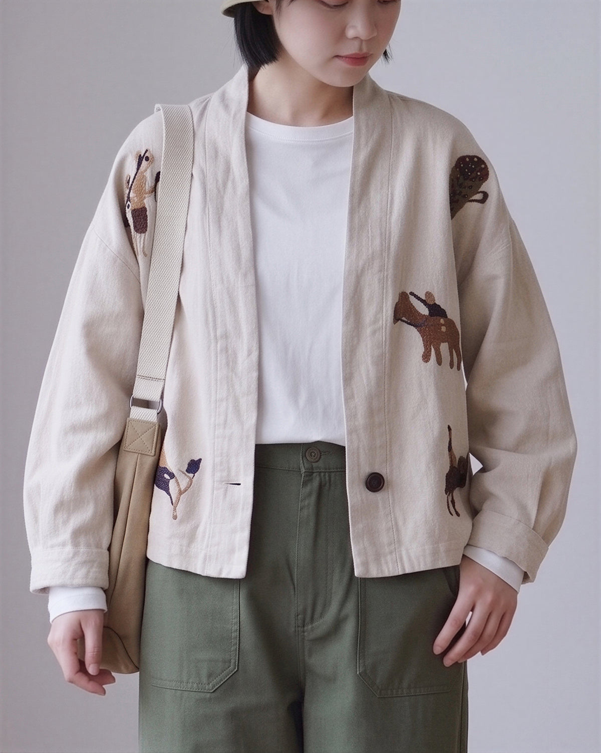 「兩色」「秋季新品 」M-3XL 寬鬆落肩印花短外套