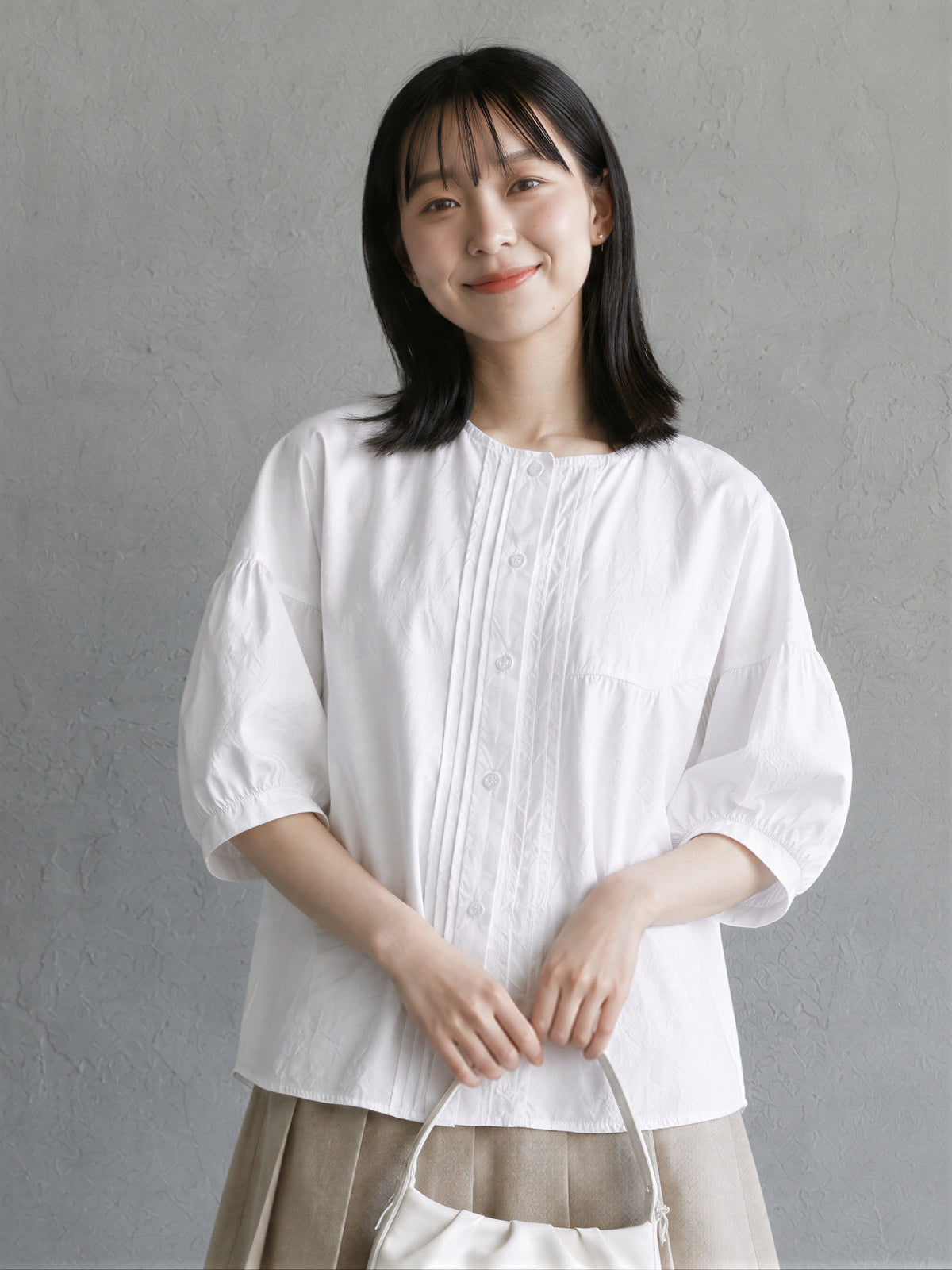 圓領壓褶泡泡袖襯衫