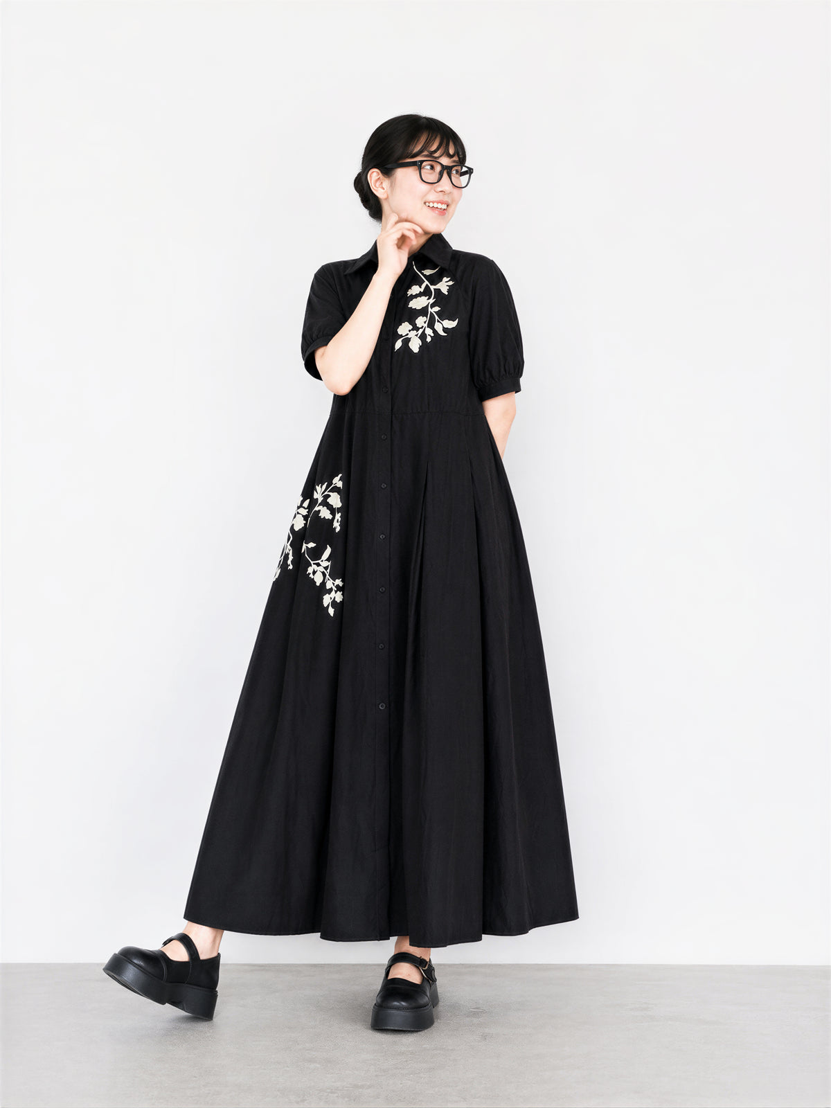 黑色刺繡拼接抽摺短袖洋裝