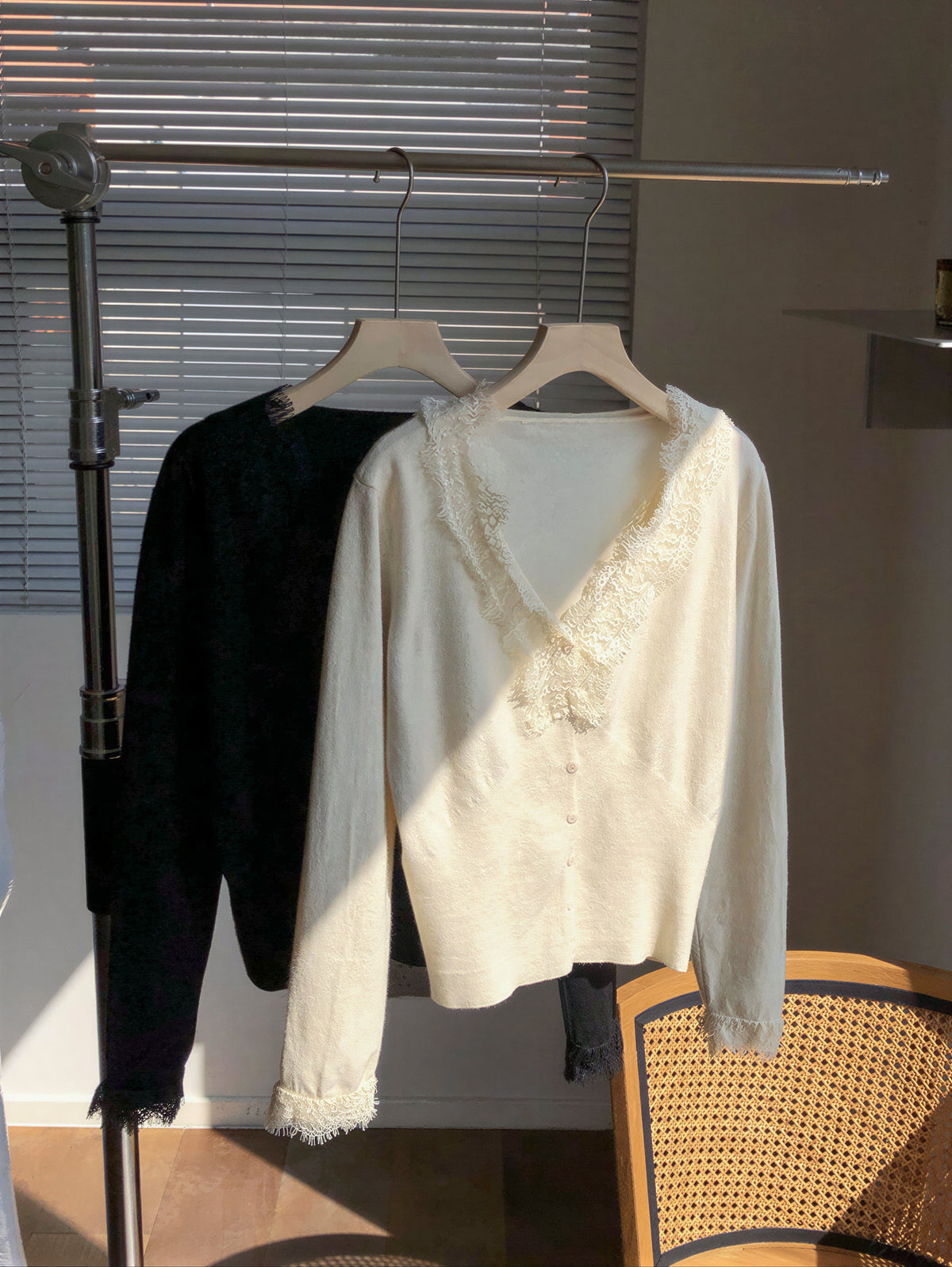 「秋季新品 」「兩色」蕾絲V領修身針織衫