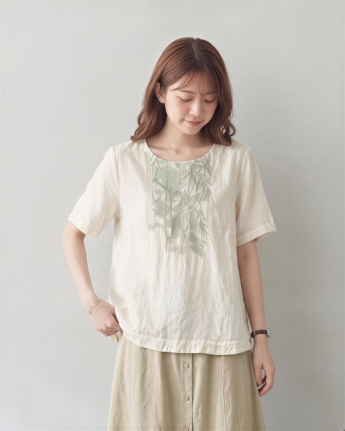 M- 3XL 輕薄柔霧花影 | 方領刺繡寬鬆T恤