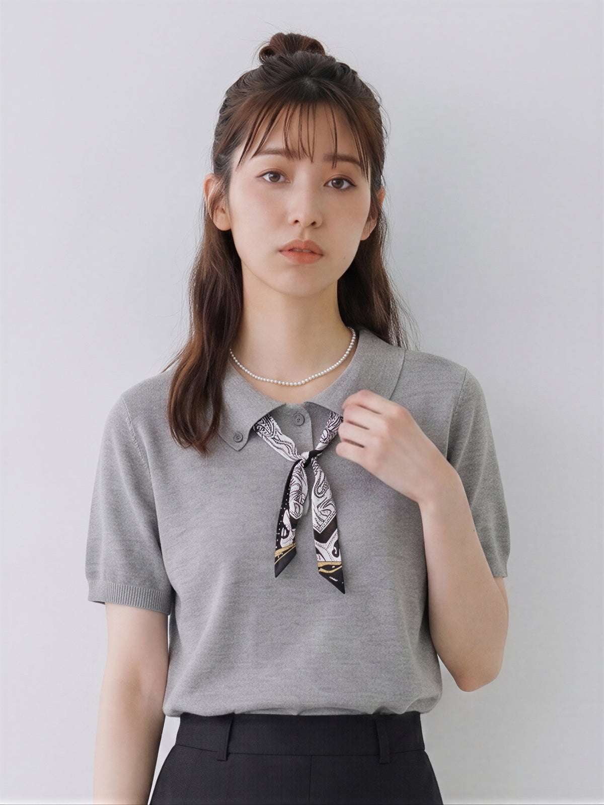 灰色飄帶翻領短袖針織衫