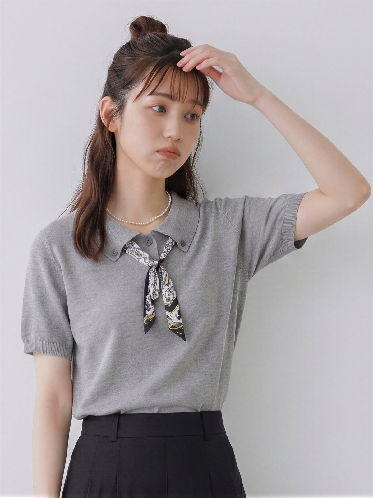 灰色飄帶翻領短袖針織衫