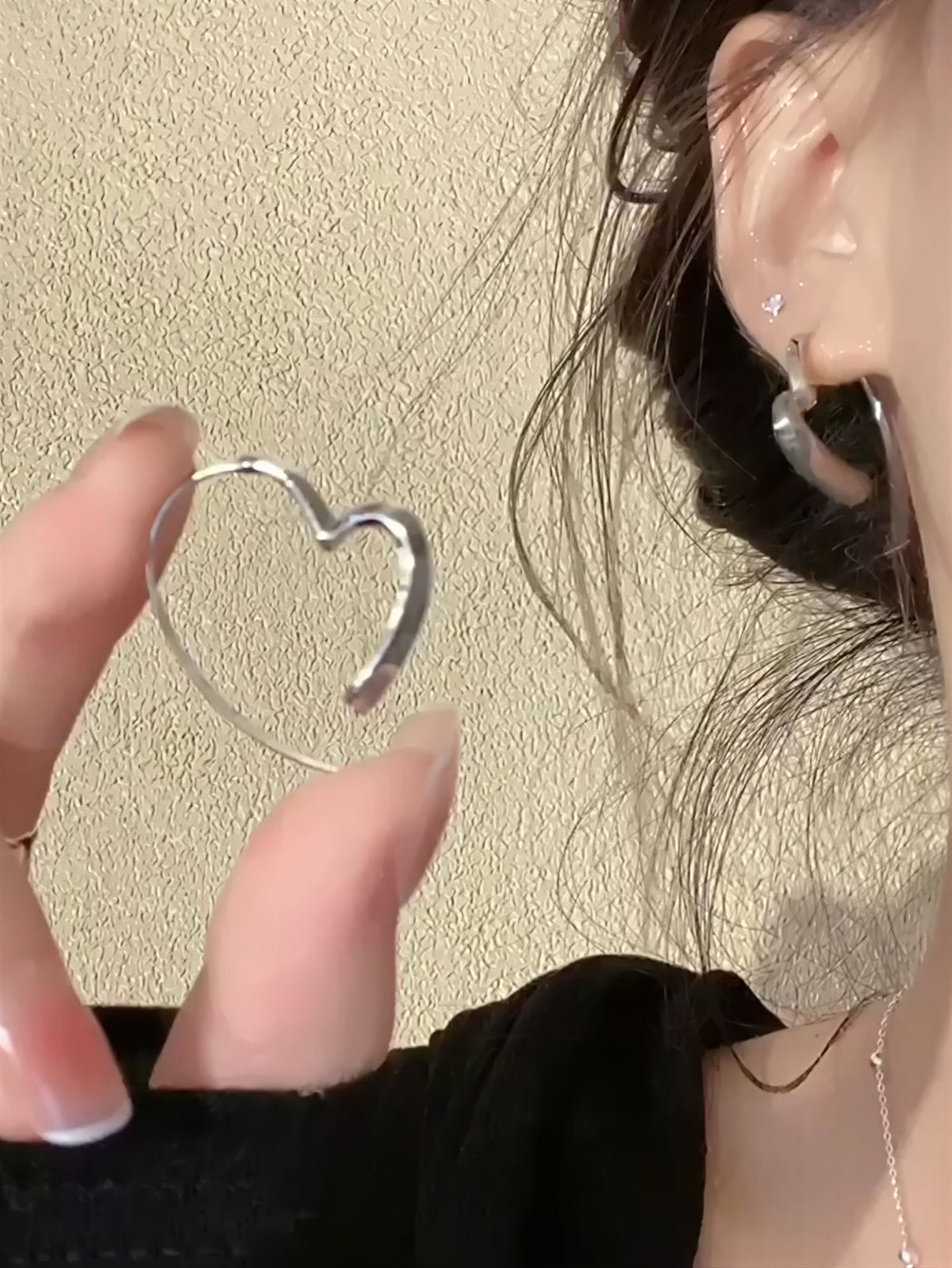 纖細線條立體輪廓愛心耳環