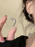 纖細線條立體輪廓愛心耳環