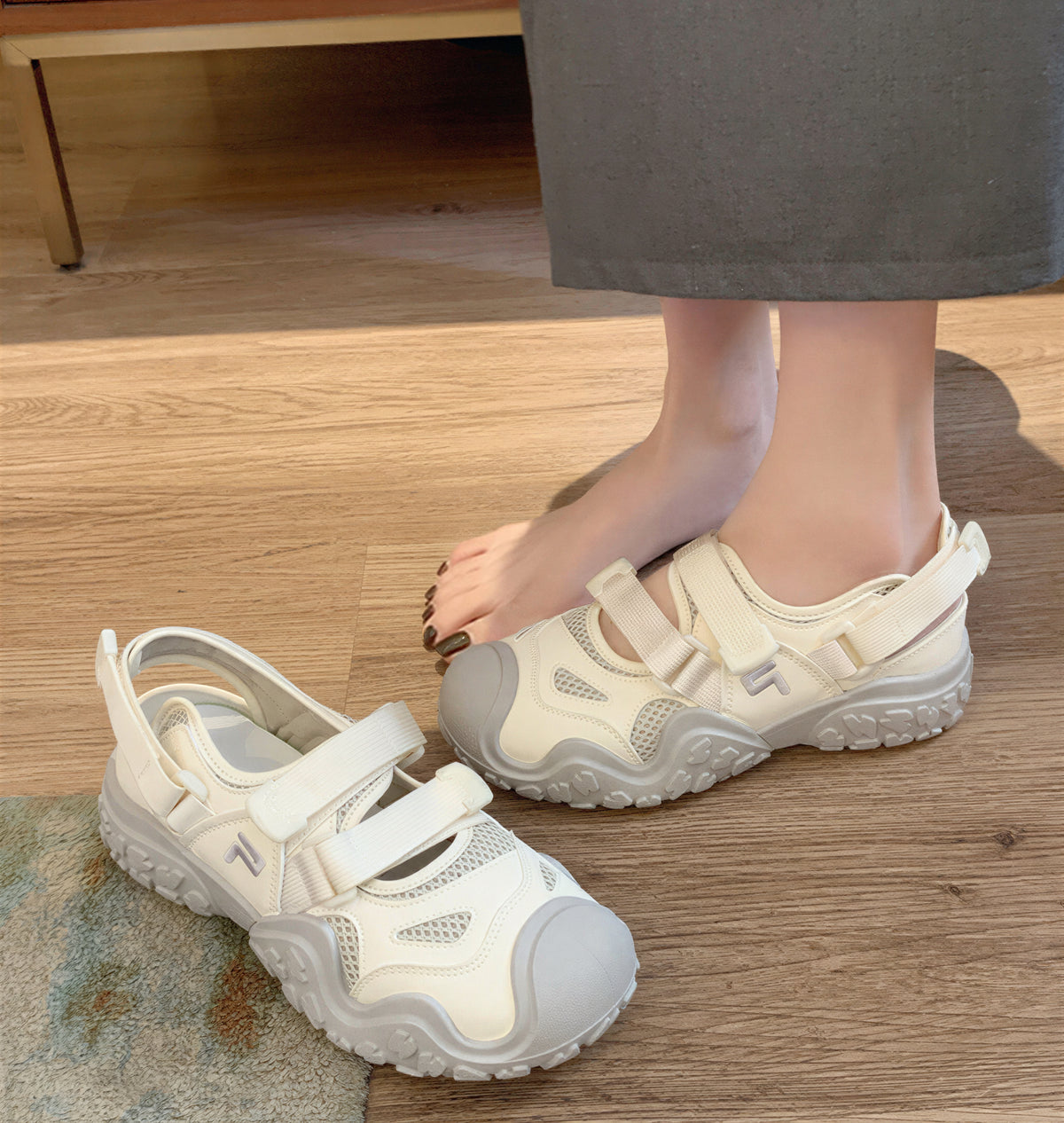 女款雙繫帶拼接網面厚底包頭涼鞋
