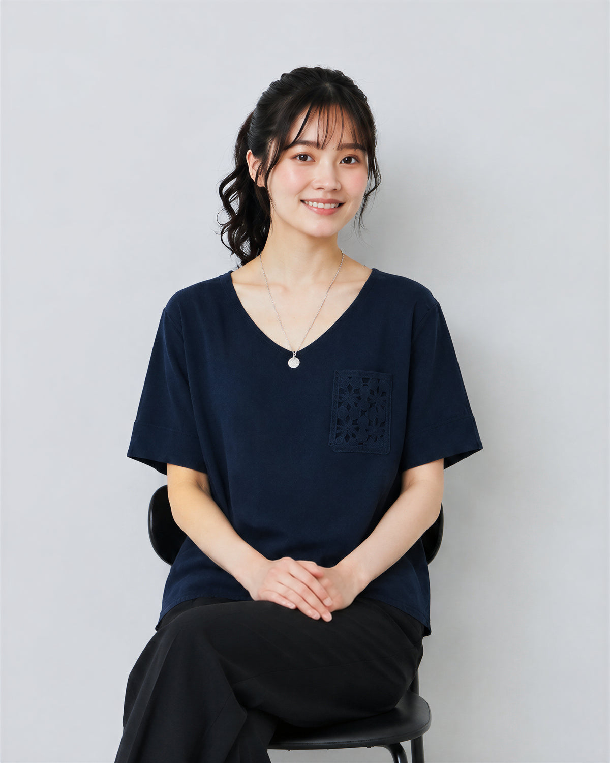 寬鬆V領鏤空口袋短袖T恤