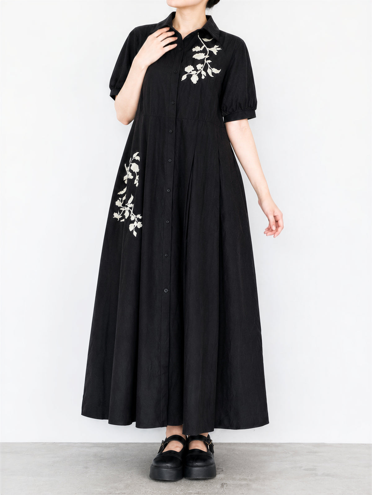 黑色刺繡拼接抽摺短袖洋裝