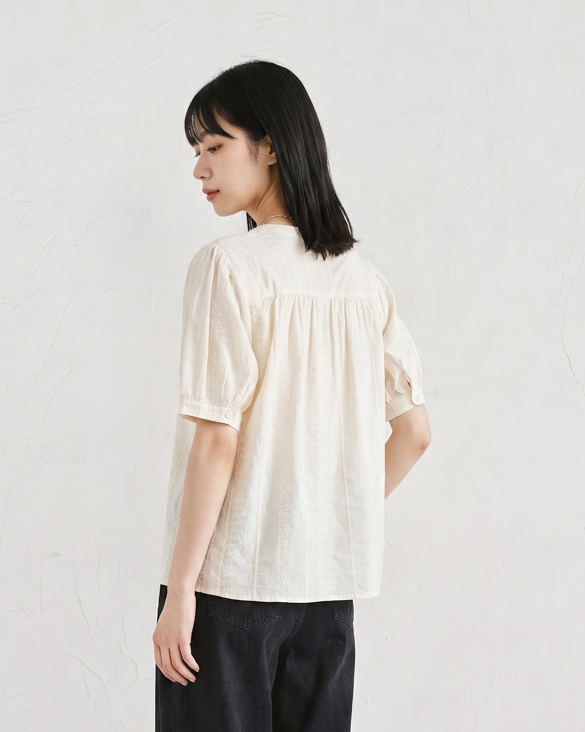 圓領壓摺刺繡感襯衫