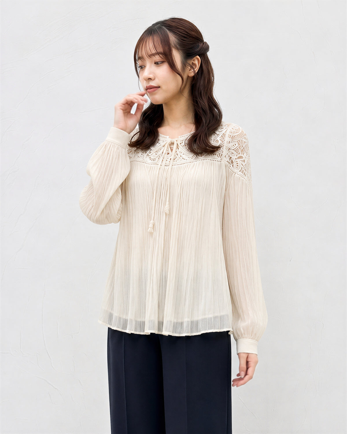 「秋季新品 」蕾絲拼接壓褶襯衫