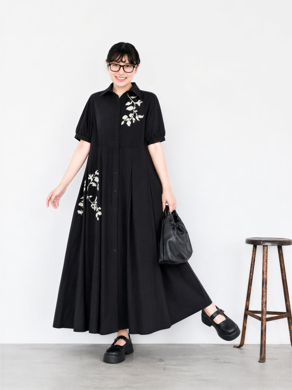 黑色刺繡拼接抽摺短袖洋裝
