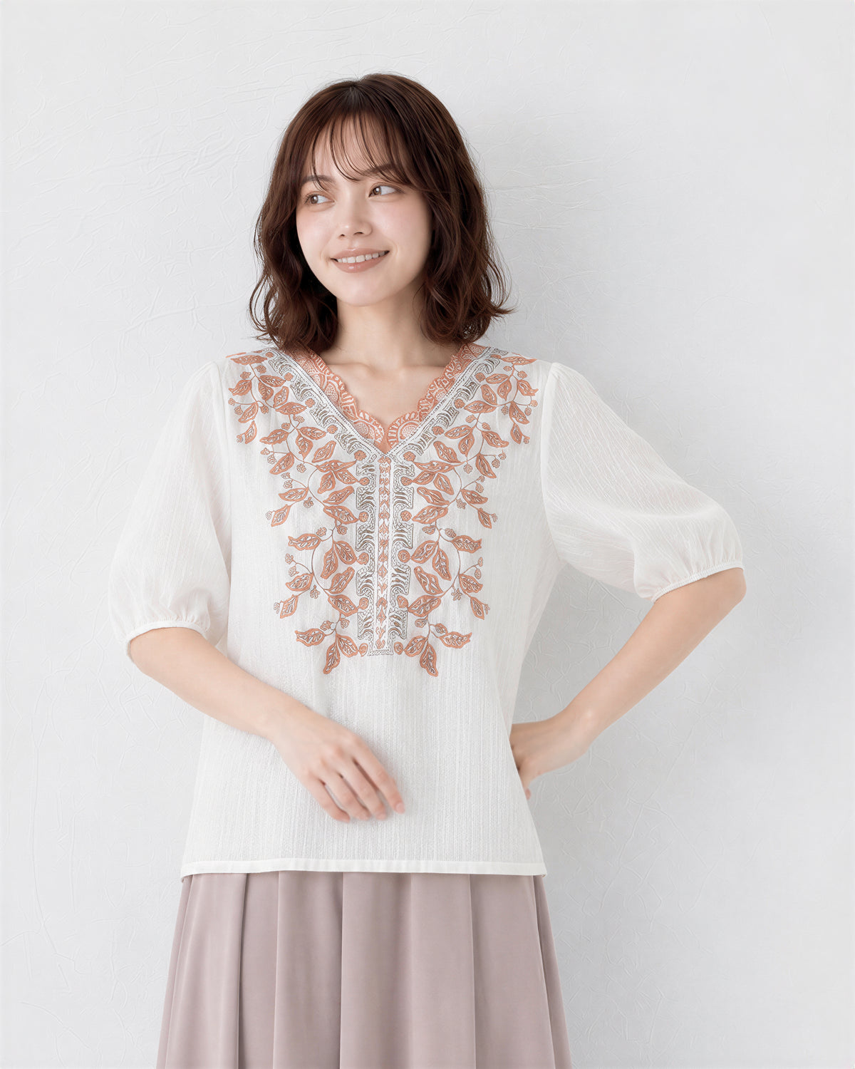 M-2XL 白色V領 | 刺繡泡泡袖T恤