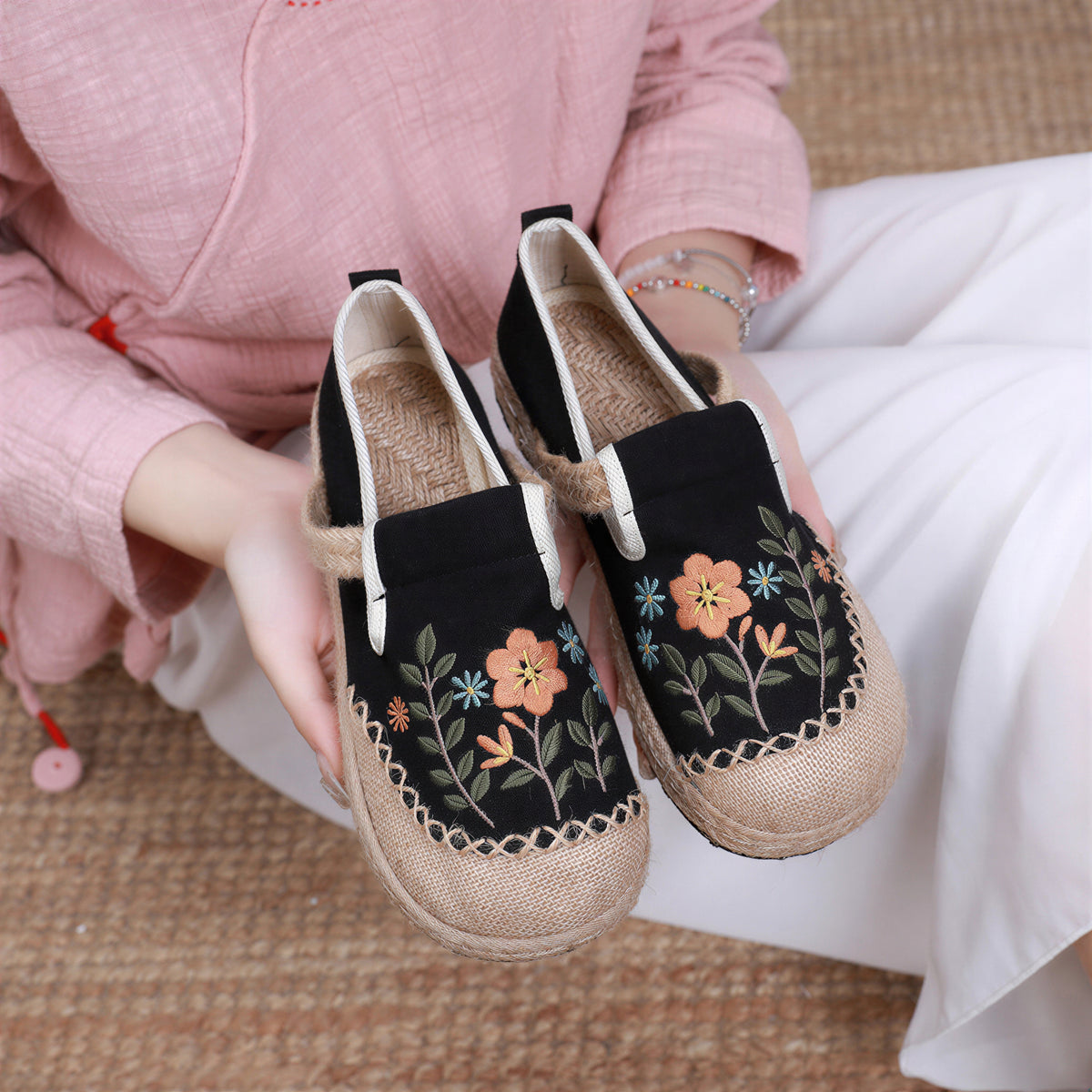 「3色」刺繡草編包頭平底 女款包頭拖鞋